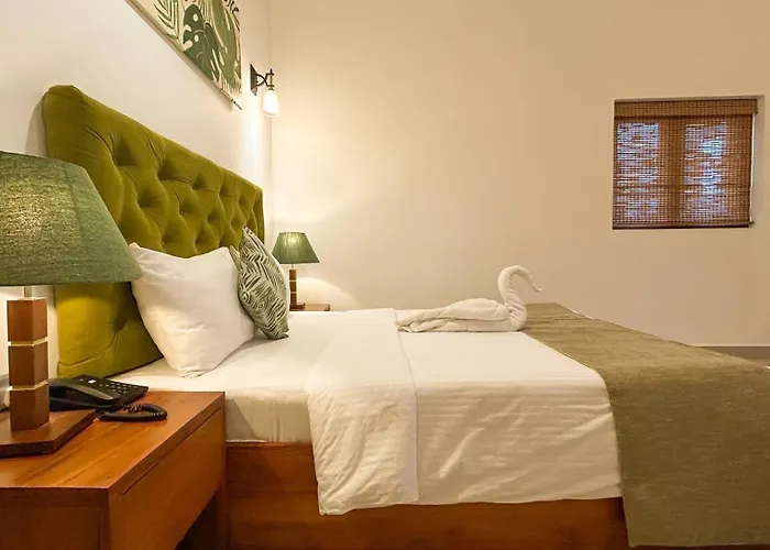 J Leaf Hotel By Blue Bird