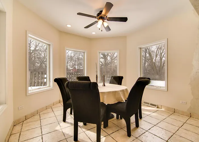 Relaxing Sauna: Hoffman Estates Villa In Elgin!