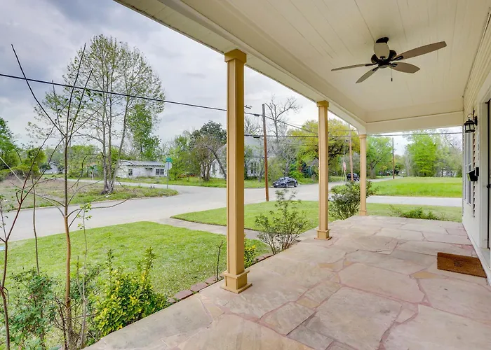 Half-Mi To Dtwn Lufkin: Charming & Spacious Home!