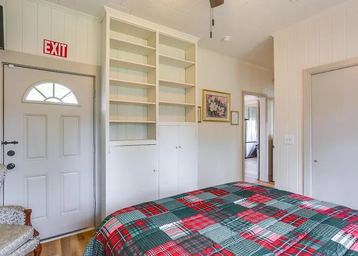 Half-Mi To Dtwn Lufkin: Charming & Spacious Home!