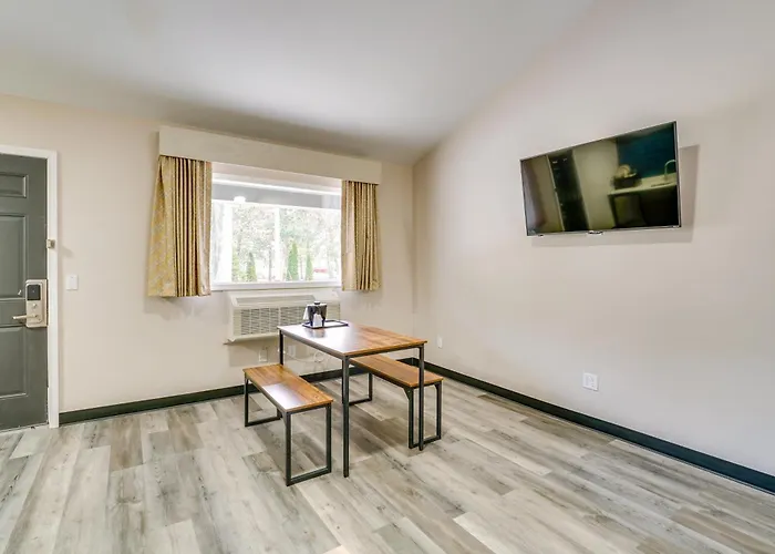 1 Mi To Lake Huron Waterfront: Remodeled Studio