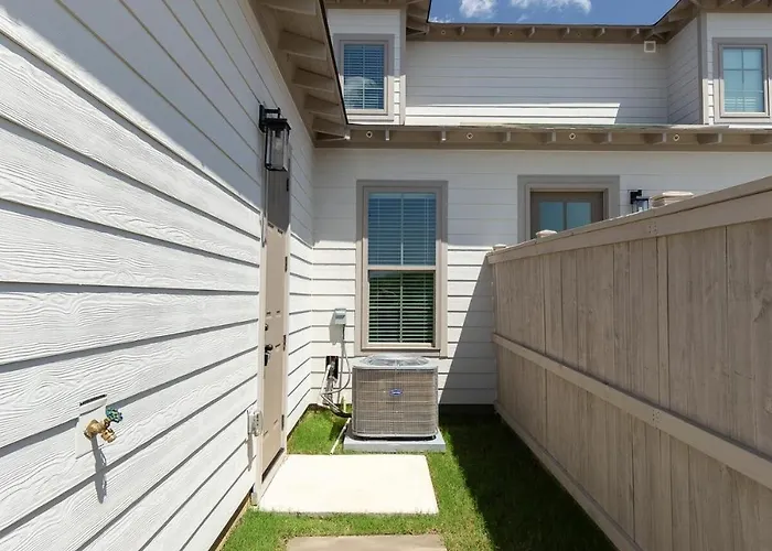 Modern Comfort Near Au L Perfect For Families & Fans