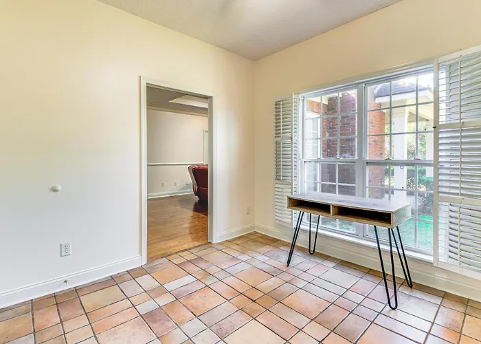 6 Mi To Dtwn Albany: Convenient Home W/ Patio