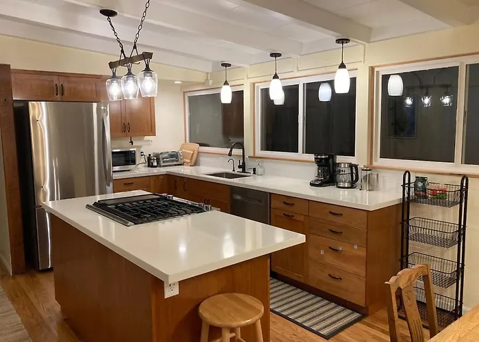 Cozy Hideaway And Hot Tub. Pet Friendly.