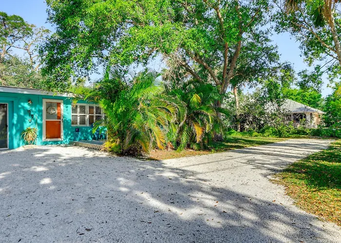 Englewood Bungalow 1 Mi To Beach: Pets Welcome!