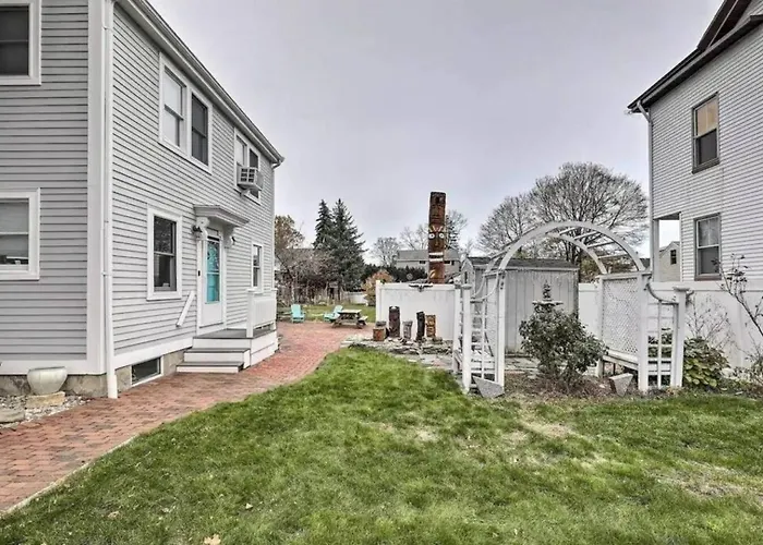 New! Family-Friendly Getaway -1 Mi To Dtwn Salem W Roof Deck & Tiki Bar