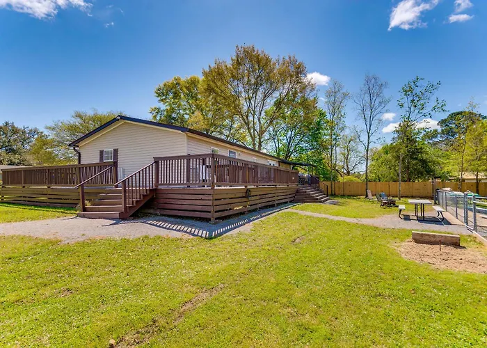 Fire Pit & On-Site Fishing! Pensacola Family Home
