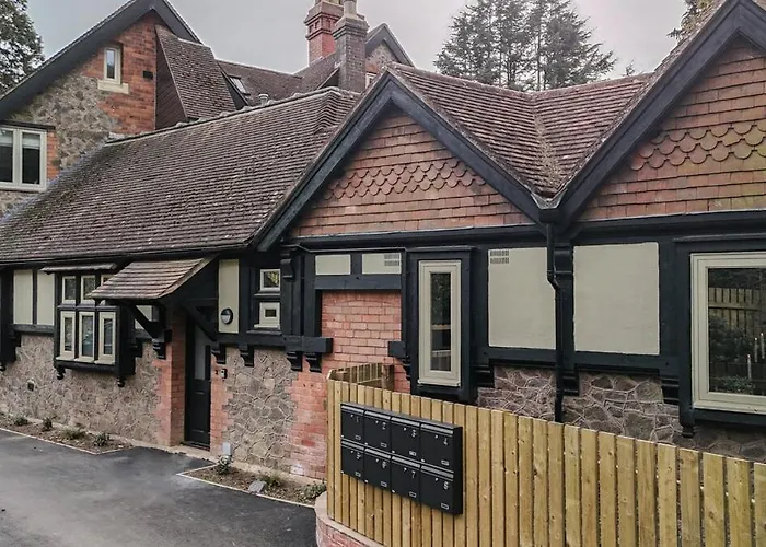 The Gate House-Wyndale Living- West Malvern