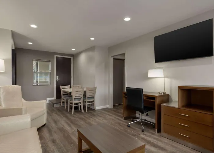Super 8 By Wyndham Eureka