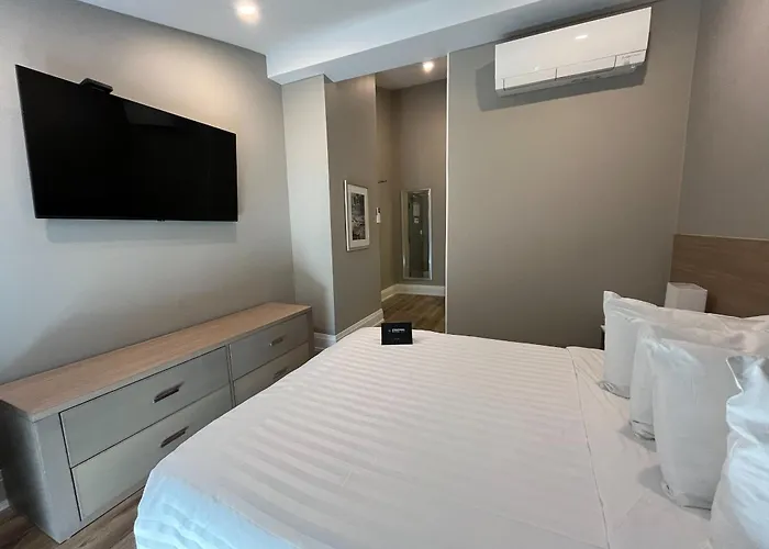 Colonial Hotel & Suites