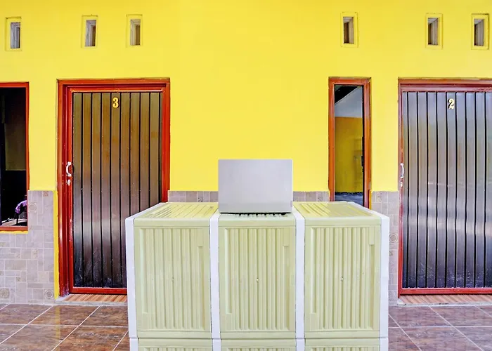 Oyo Life 92920 Rumah Kost Azca