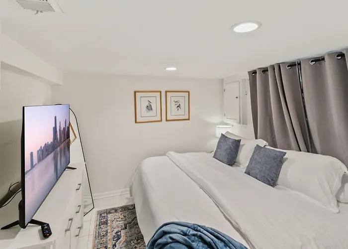 Beautiful Updated Home Near Great Lakes Naval Base