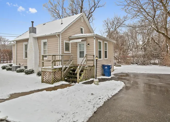Beautiful Updated Home Near Great Lakes Naval Base