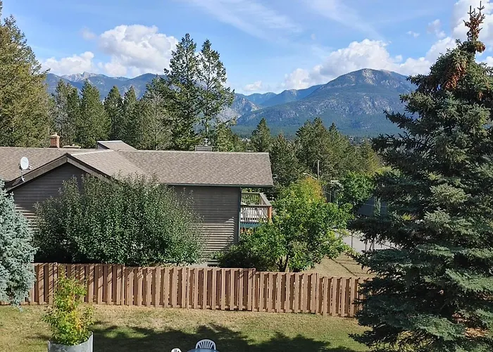 Mountain Lake View Retreat: Invermere Luxury Home