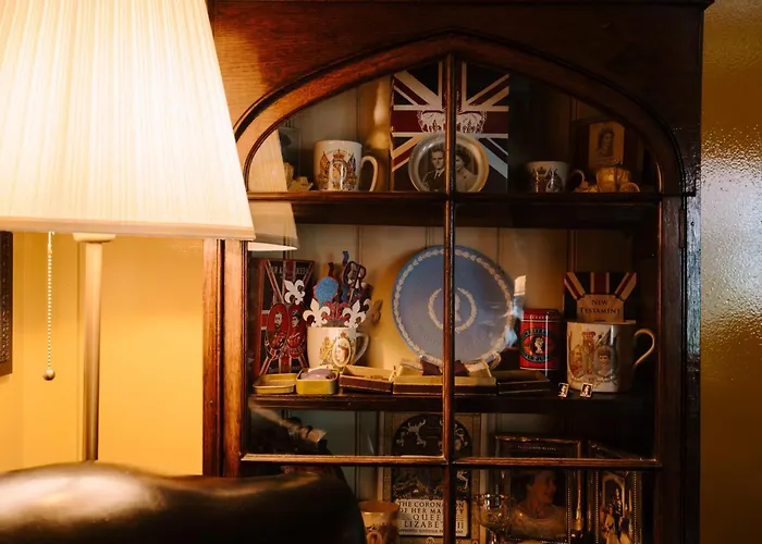 Sheddington Manor - 2 Bedroom Guest House & Cinema