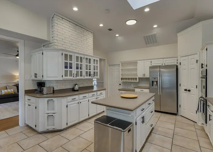 Luxurious 5 Bedroom Retreat With Pool