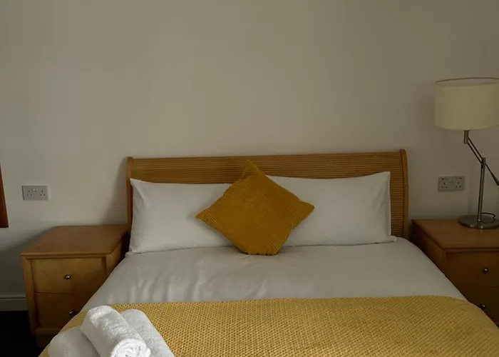 Continental Hotel With Access To Shared Kitchen