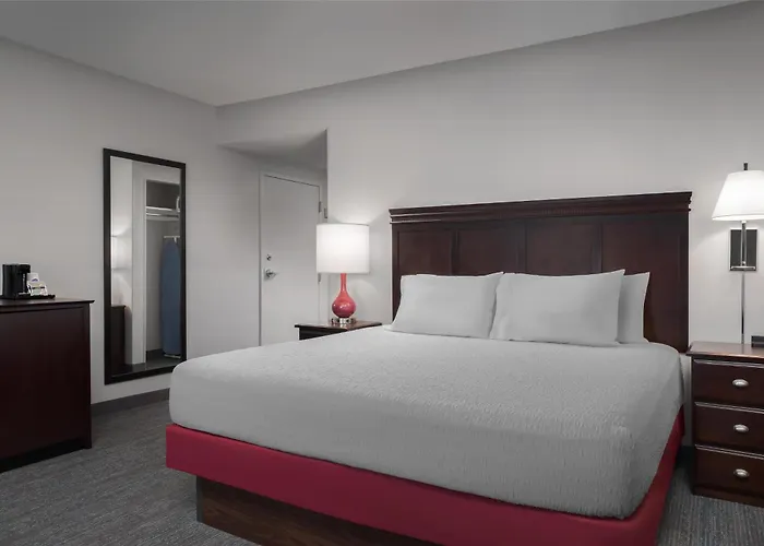 Hampton Inn & Suites Omaha-Downtown
