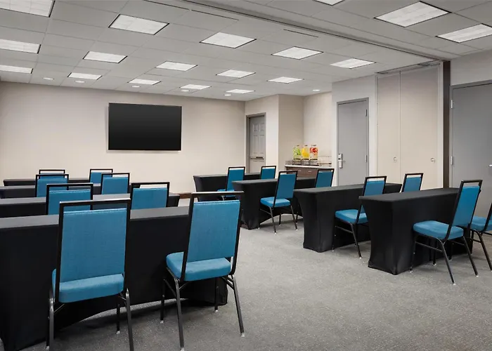 Hampton Inn & Suites Omaha-Downtown