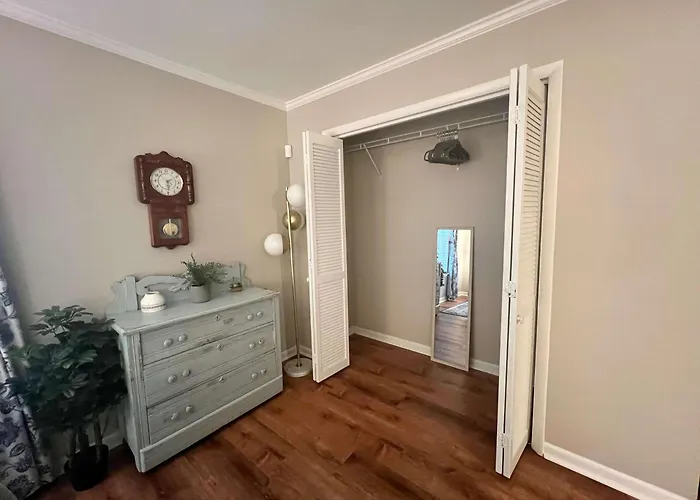 Lakefront Condo - King Bed Full Kitchen