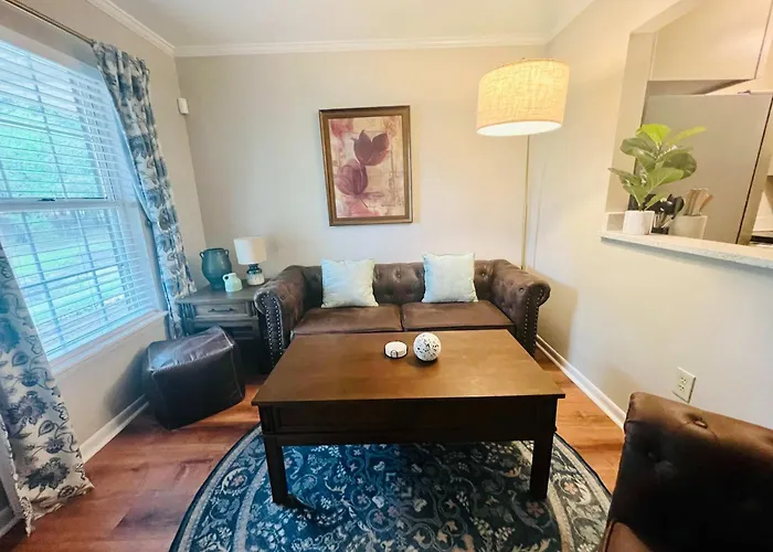 Lakefront Condo - King Bed Full Kitchen