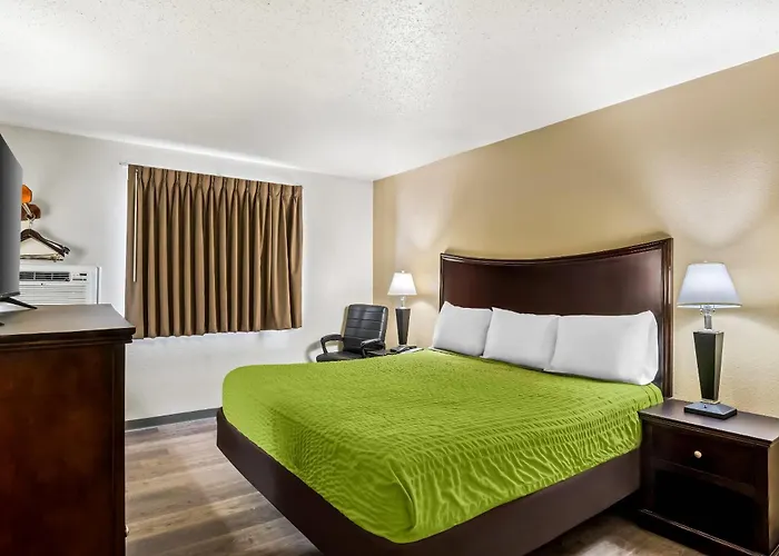 Econo Lodge Inn & Suites Auburn