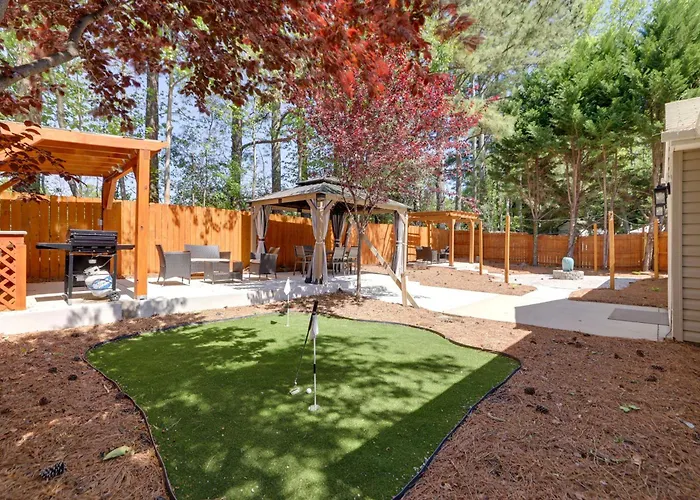 Mini Putting Green & Fire Pit: Simpsonville Gem