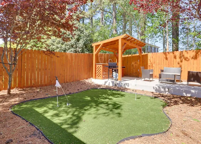 Mini Putting Green & Fire Pit: Simpsonville Gem