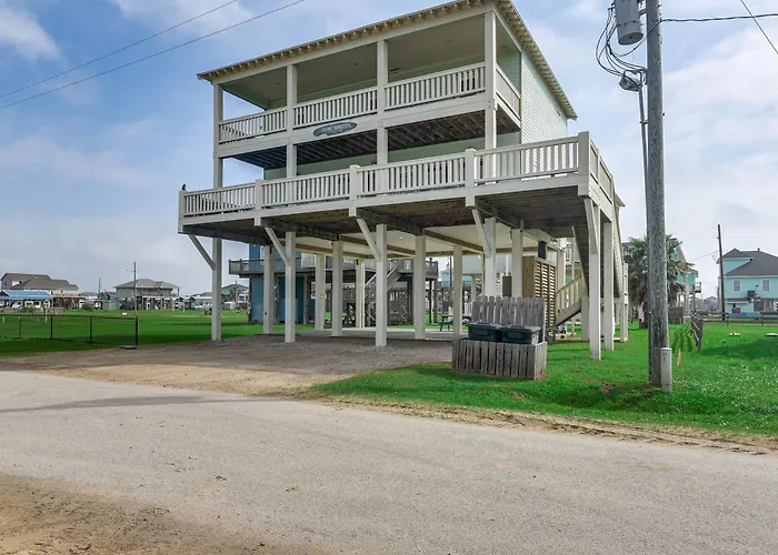1 Block To Shore: Crystal Beach Gem, Deck & Views
