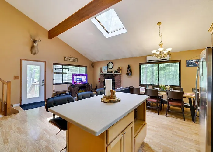 Secluded Cabin, Jacuzzi, Pool Table, King Bed & Fire Pit