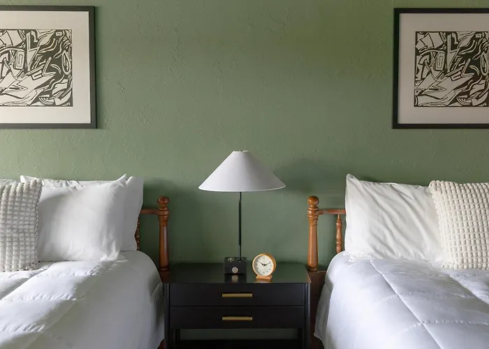 The Ellison Inn & Lounge