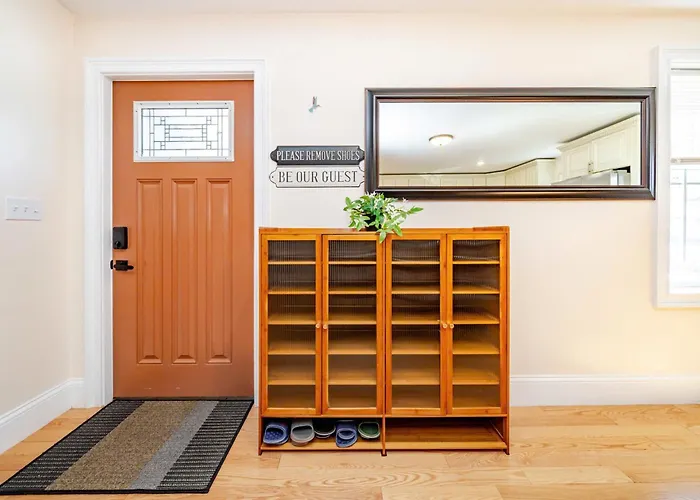 Pet Friendly 3Br Quincy Townhouse W Laundry, Free Parking, Near Mbta Red Line 37