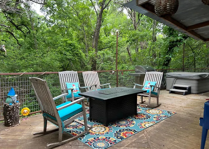 Hobbit Treehouse With Waterfall On The Brazos River! 350 Acres! Tubing! Petting Zoo!