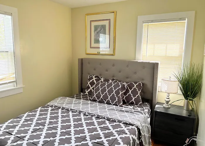 Nice Big House With Parking, King Bed, Yard