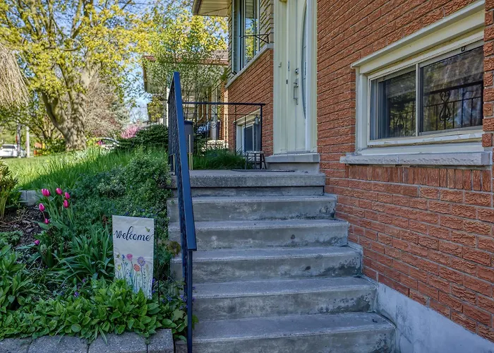 Bright & Modern 1 Bedroom Unit!
