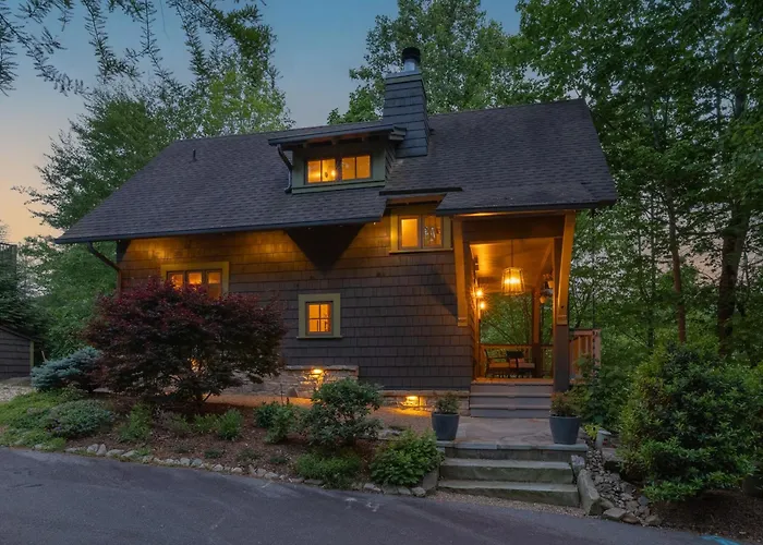 Hot Tub & Pet-Friendly Cabin In Cheshire Village