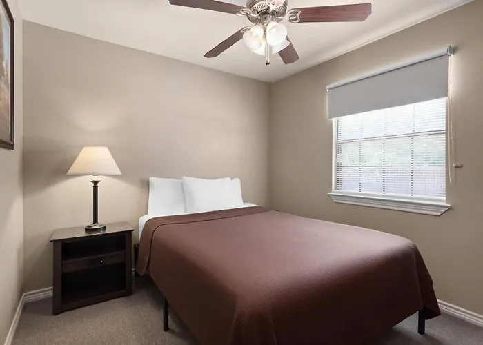 Eagle'S Den Suites Carrizo Springs A Travelodge By Wyndham