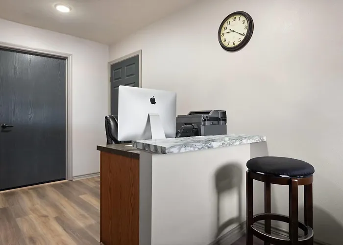Eagle'S Den Suites Carrizo Springs A Travelodge By Wyndham