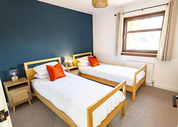 Spacious 4-Bedroom Home - Garden & Parking - Dunoon