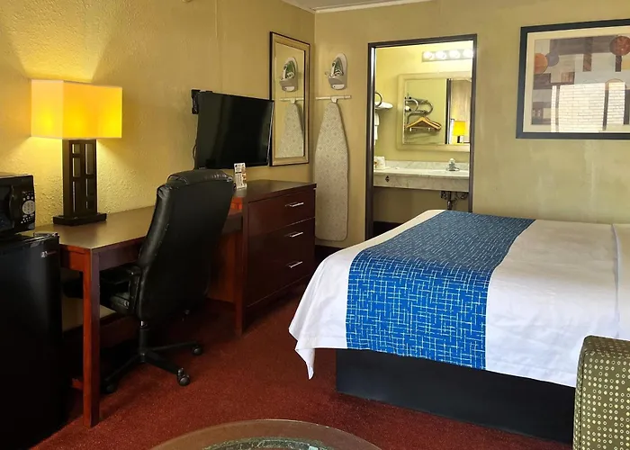 Travelodge By Wyndham Seymour