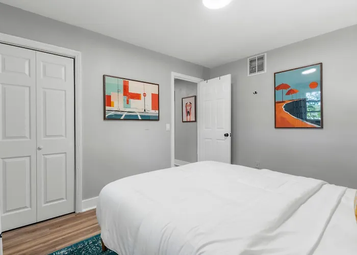 Walk To Mohegan! Modern 3Br Home Getaway