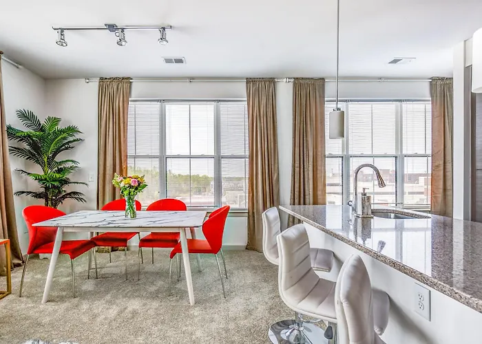 Luxury Downtown Crown Apartment