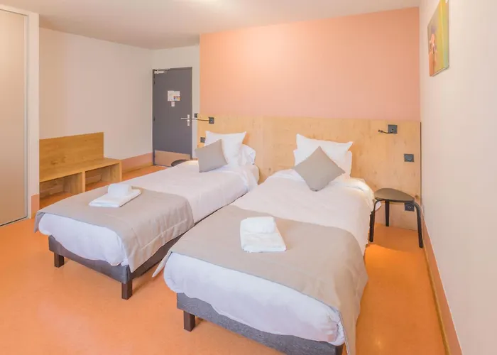 Logis Hotel L'Hotel Des Bains - Salles-La-Source