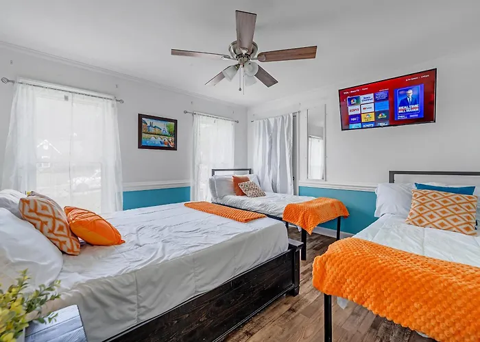 Arcade, Ping Pong, Hot Tub, Gas Grill, & King Bed
