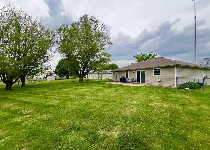 Relax Enjoy Mid-Missouri With Fenced In Back Yard