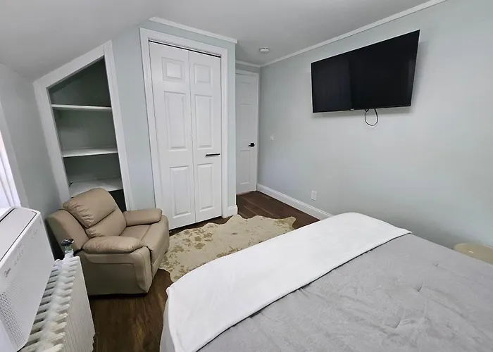 Middletown Modern Townhouse W/Private Fenced Yard - Ribryan Properties