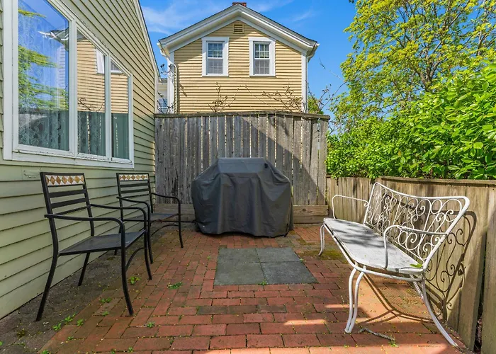 Coastal Victorian Home Walk To Downtown