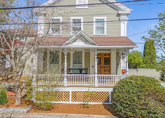 Coastal Victorian Home Walk To Downtown