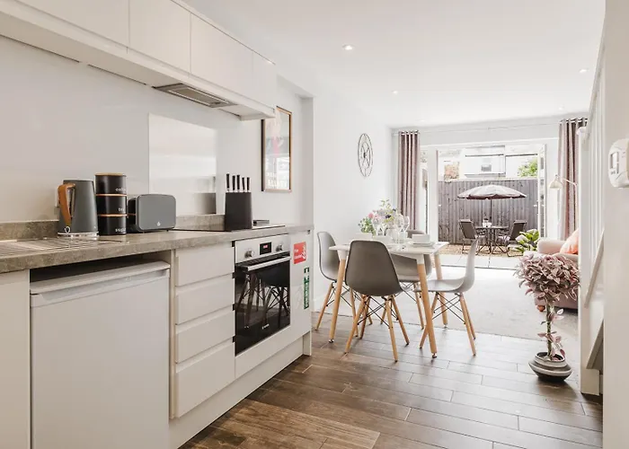 The Nook, Fairview, Cheltenham Town Centre-Parking & Garden
