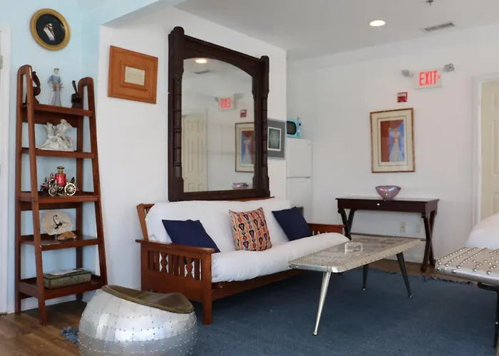 Tavern On The Bay Hotel - Frank Sinatra Suite